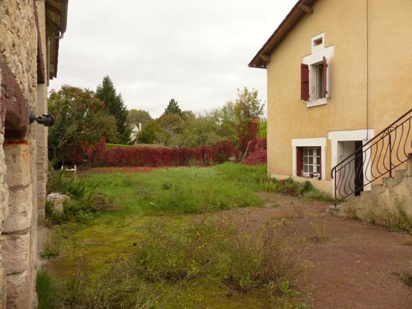 Saint-Méard-de-Drône (24600) Dordogne Maison a rénover, quatre chambres, grange, 616 m² terrain