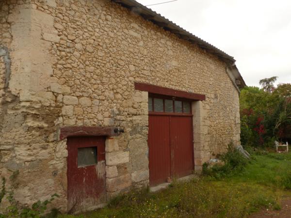 Saint-Méard-de-Drône (24600) Dordogne Maison a rénover, quatre chambres, grange, 616 m² terrain
