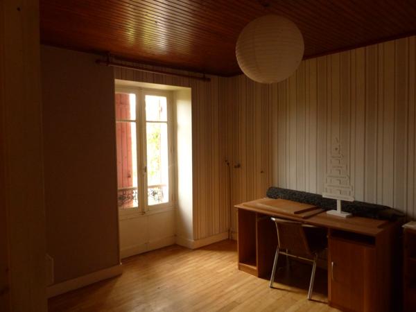 Saint-Méard-de-Drône (24600) Dordogne Maison a rénover, quatre chambres, grange, 616 m² terrain