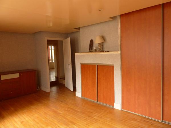 Saint-Méard-de-Drône (24600) Dordogne Maison a rénover, quatre chambres, grange, 616 m² terrain