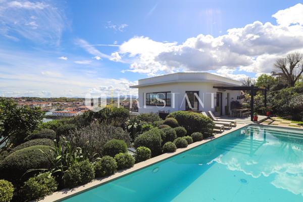 PAULA – COLLINE DE BORDAGAIN – VUE EPOUSTOUFLANTE ET PISCINE – 10 PERSONNES, CIBOURE
