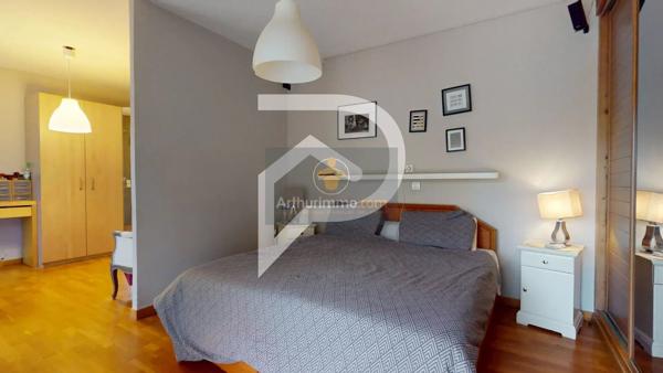 Vente                                                      Immeuble
                        
                     10 pièces                      662 m2                     à Les Mureaux