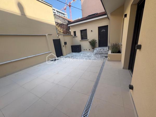 A la porte de Paris, venez découvrir cette belle maison entièrement rénovée à neuf (SURFACE UTILE 83m2), située dans un secteur recherché.

Venez visiter cette maison bénéficiant d’une rénovation complète et soignée, alliant confort moderne, élégance et authenticité.

-Façade et extérieurs soigneusement rénovés
-électricité neuve marque Legrand
-fenêtres avec volets électriques neuves
-cour et terrasse rénovées à neuf
-revêtement neuf
-ravalement neuf
-parquet en chêne 2 cm bâtons rompus
-Éclairage extérieur neuf
- salle de bains avec meuble en marbre sur mesure
-Tuiles/gouttières et réseau d'évacuation refaits à neuf
- Pompe à chaleur réversible (chaud et froid), économique et idéal en période de forte chaleur.
-Menuiserie moderne
-Toiture avec fenêtres de toit
-Sols et revêtements de qualité
-caisson d'extraction pour meilleure ventilation
-Pas de charges de copropriété.
-sous-sol 20 M2 avec douche et espace dressing possible ou salle de jeu enfant.

-Vendu avec cuisine équipée et électroménagers neufs

L'espace salon bénéficie d'une hauteur sous plafond (6 mètres), La maison s’ouvre sur une agréable cour privative, véritable espace extérieur à l’abri des regards, idéal pour profiter des beaux jours, recevoir famille et amis ou simplement se détendre.

Profitez du confort d’une maison avec extérieur tout en restant à quelques minutes de Paris.

Un emplacement particulièrement recherché pour celles et ceux qui souhaitent bénéficier d’un cadre de vie agréable sans s’éloigner de la capitale.

Un bien rare aux portes de Paris, idéal pour une résidence principale ou un investissement de qualité.

Proche des transport RER D SAINT DENIS, RER B LA PLAINE STADE DE FRANCE, METRO 14 SAINT DENIS PLEYEL à moins de dix minutes à pied.

Commerces, écoles et transports accessibles rapidement