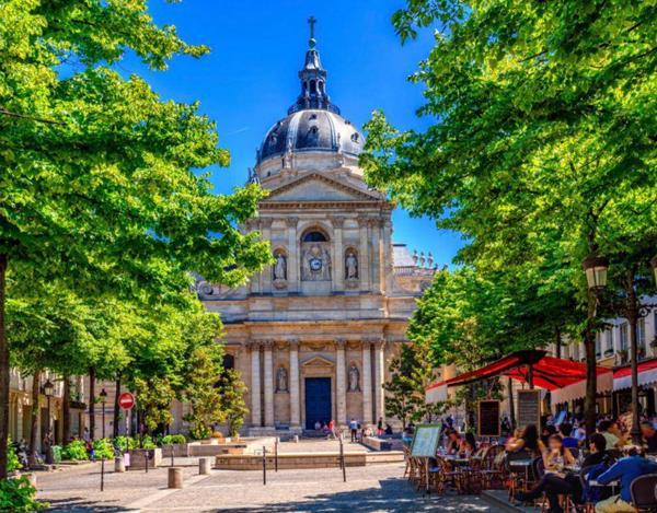 MAGNIFIQUE APPARTEMENT AU DERNIER ETAGE D'UN IMMEUBLE HISTORIQUE A DEUX PAS DU PANTHEON