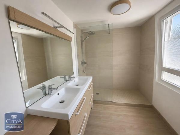 Appartement à louer 4 pièces 96.69m² Nîmes (30000)