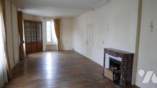 MAISON DE CARACTERE AVEC ANNEXES.
A VENDRE A SAULCES-MONCLIN, proche A 34 (Axe REIMS-CHARLEVIL...