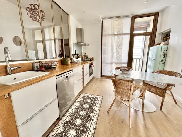 Appartement
         4 pièces
        - 100 m² 300 000 € *