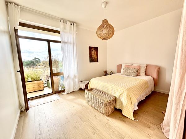 Appartement
         4 pièces
        - 100 m² 300 000 € *