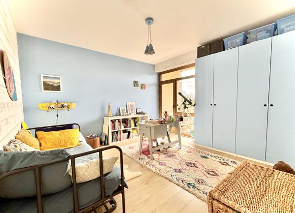 Appartement
         4 pièces
        - 100 m² 300 000 € *