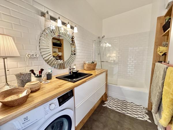 Appartement
         4 pièces
        - 100 m² 300 000 € *