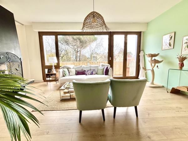 Appartement
         4 pièces
        - 100 m² 300 000 € *