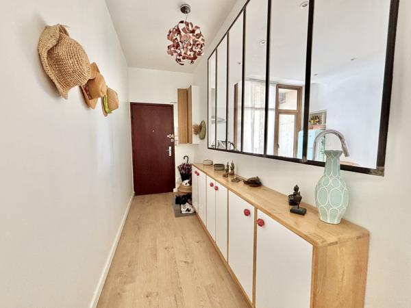 Appartement
         4 pièces
        - 100 m² 300 000 € *