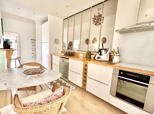 Appartement
         4 pièces
        - 100 m² 300 000 € *