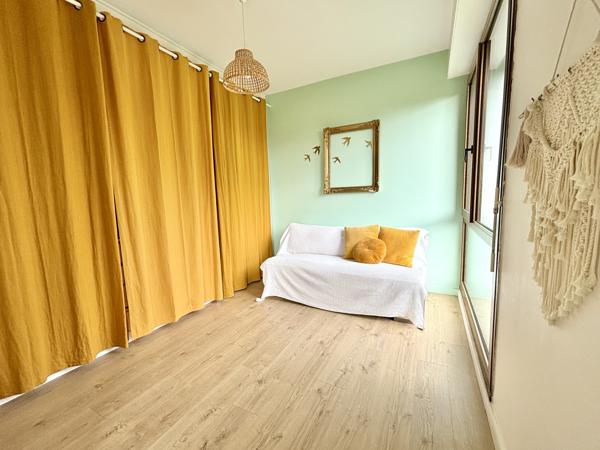 Appartement
         4 pièces
        - 100 m² 300 000 € *