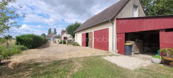 PROCHE BEAUNE LA ROLANDE MAISON TRADITIONNELLE COMPRENANT UN DOUBLE LIVING, UNE CUISINE INDEPENDANTE, DEUX CHAMBRES, UNE SALLE D'EAU ET UN WC. A L'ETAGE, DEUX CHAMBRES UNE SALLE D'EAU/WC.
 CHAUFFAGE POELE A BOIS. 
DEPENDANCE . AVEC GARAGE POUR DEUX VEHICULES , PLANCHER AU DESSUS , CELLIER . ABRI BOIS 
TERRAIN CLOS EN PARTIE D' UNE SURFACE DE 3135 M²