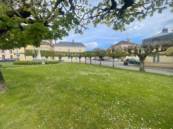 Bellême centre - Immeuble de rapport  avec commerce et appartements meublés - Rentabilité et potentiel d'évolution