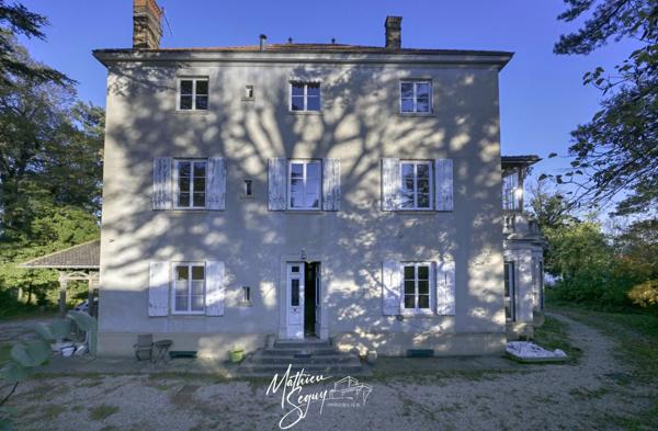 Découvrez l'élégance intemporelle de cette Maison de Maître d'exception à rénover