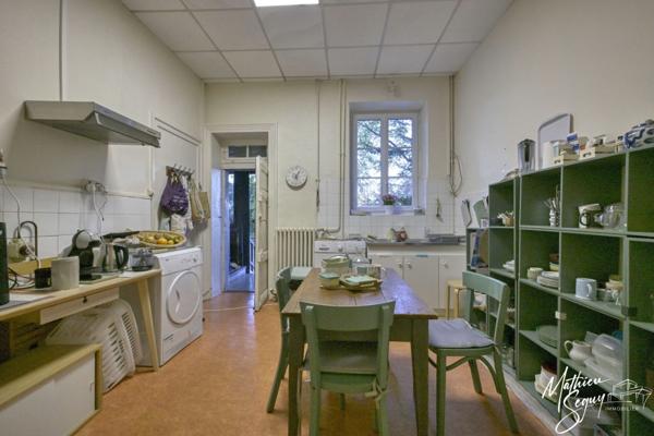 Découvrez l'élégance intemporelle de cette Maison de Maître d'exception à rénover