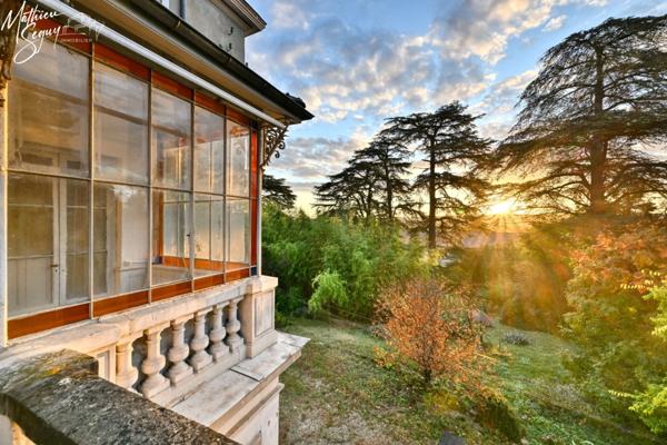 Découvrez l'élégance intemporelle de cette Maison de Maître d'exception à rénover