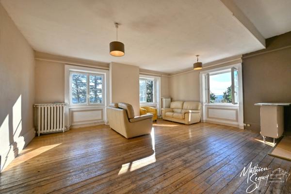 Découvrez l'élégance intemporelle de cette Maison de Maître d'exception à rénover