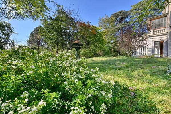 Découvrez l'élégance intemporelle de cette Maison de Maître d'exception à rénover
