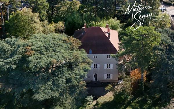 Découvrez l'élégance intemporelle de cette Maison de Maître d'exception à rénover