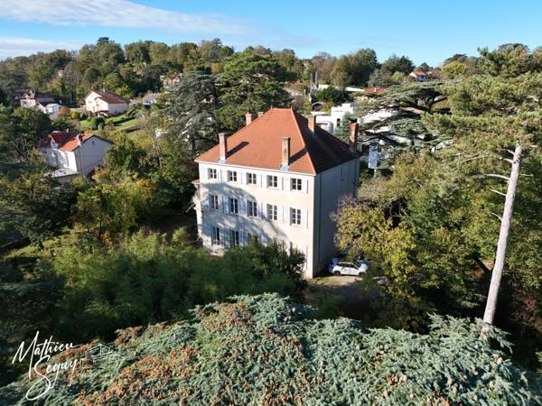 Découvrez l'élégance intemporelle de cette Maison de Maître d'exception à rénover