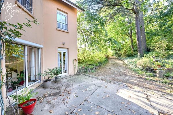 Découvrez l'élégance intemporelle de cette Maison de Maître d'exception à rénover