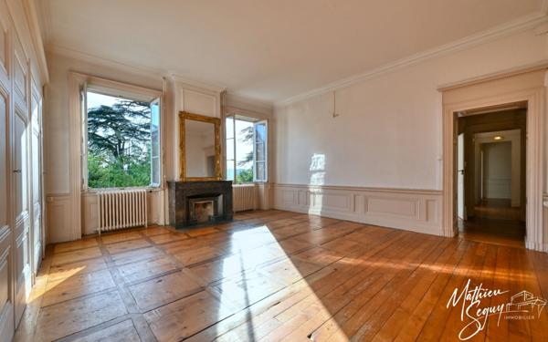 Découvrez l'élégance intemporelle de cette Maison de Maître d'exception à rénover