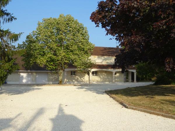 Maison à vendre 8 pièces ROULLET SAINT ESTEPHE (16)