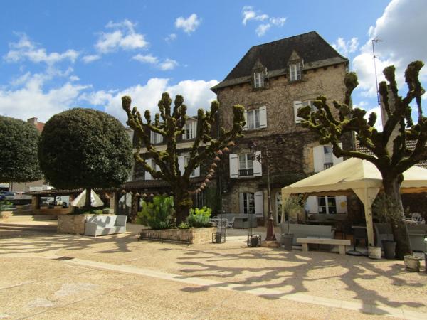 Magnifique fonds de commerce d'hôtel/restaurant dans un village classé du Périgord noir