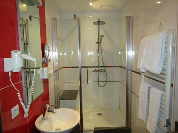 Magnifique fonds de commerce d'hôtel/restaurant dans un village classé du Périgord noir