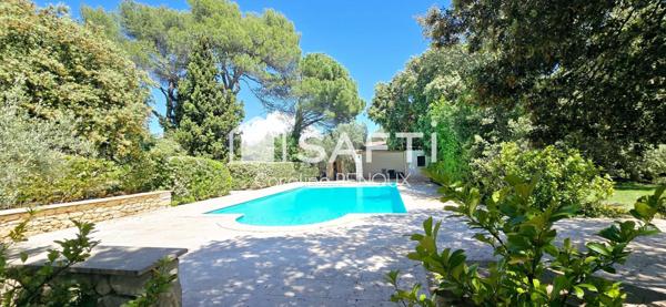 Bergerie du XVII -ème avec grand terrain- piscine- terrain de tennis- abris voitures