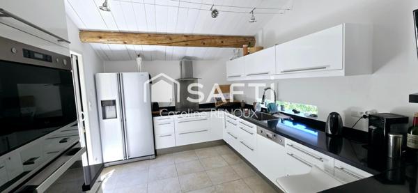 Bergerie du XVII -ème avec grand terrain- piscine- terrain de tennis- abris voitures