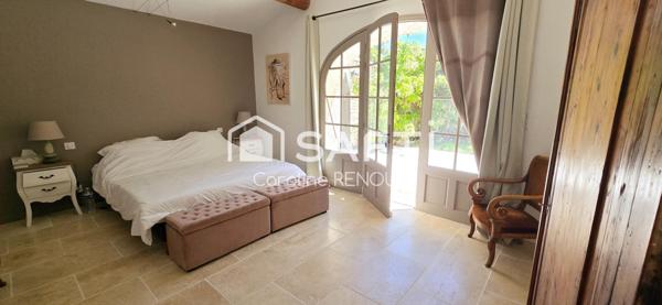 Bergerie du XVII -ème avec grand terrain- piscine- terrain de tennis- abris voitures