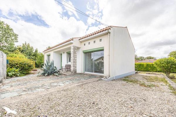 Maison à louer 850 € CC Surgères 3 p 65 m² DPE E