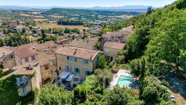 Maison de village 230m2 centre Forcalquier entièrement rénovée avec piscine