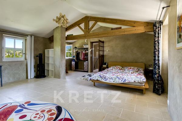 Maison de village 230m2 centre Forcalquier entièrement rénovée avec piscine