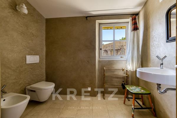 Maison de village 230m2 centre Forcalquier entièrement rénovée avec piscine