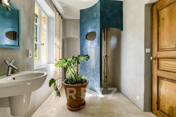Maison de village 230m2 centre Forcalquier entièrement rénovée avec piscine