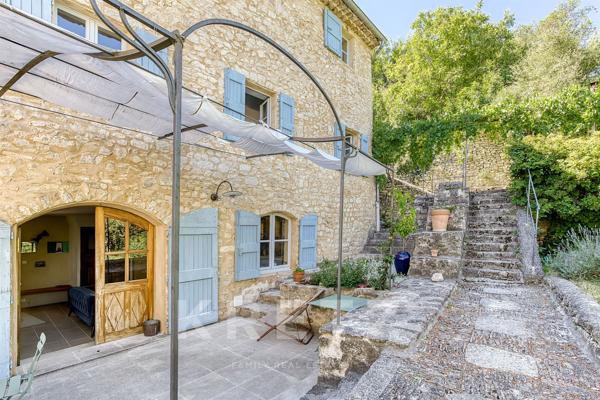 Maison de village 230m2 centre Forcalquier entièrement rénovée avec piscine