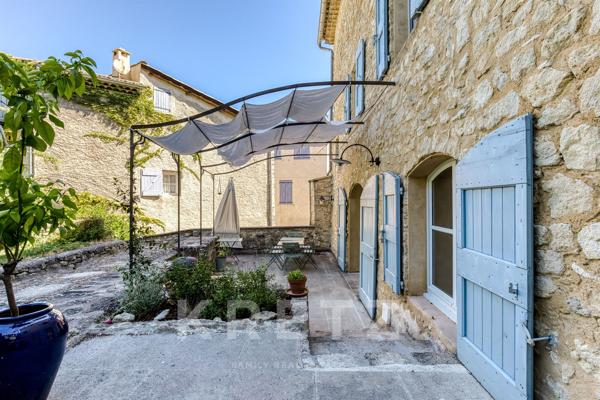 Maison de village 230m2 centre Forcalquier entièrement rénovée avec piscine