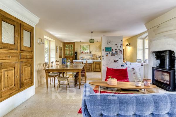 Maison de village 230m2 centre Forcalquier entièrement rénovée avec piscine