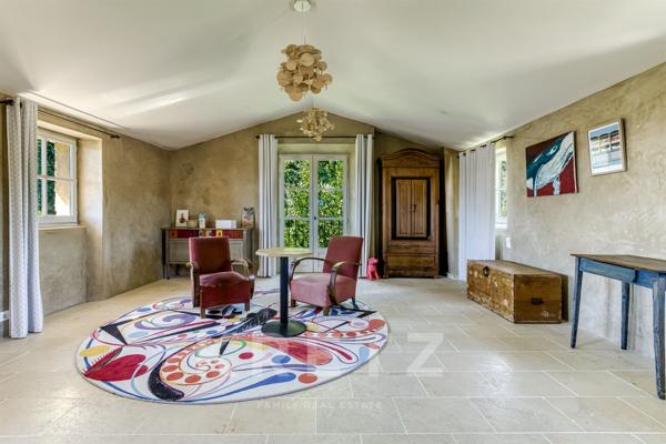 Maison de village 230m2 centre Forcalquier entièrement rénovée avec piscine
