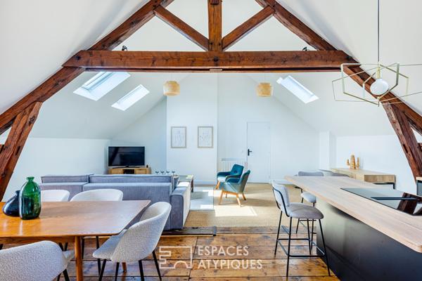 Loft baigné de lumière sous charpente ancienne, au coeur du village de Chambourcy