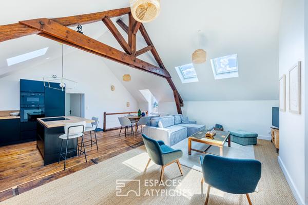 Loft baigné de lumière sous charpente ancienne, au coeur du village de Chambourcy