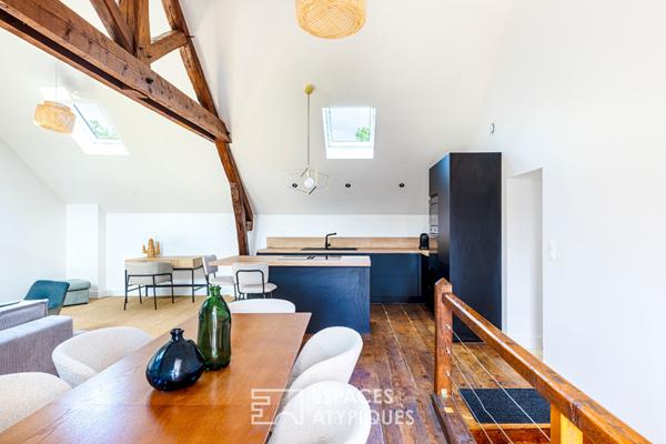 Loft baigné de lumière sous charpente ancienne, au coeur du village de Chambourcy