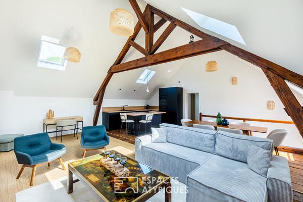 Loft baigné de lumière sous charpente ancienne, au coeur du village de Chambourcy