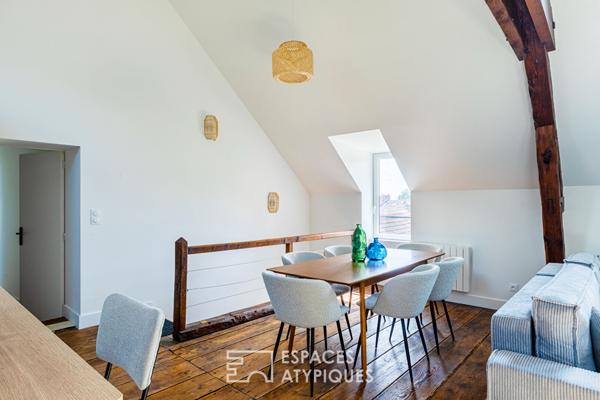 Loft baigné de lumière sous charpente ancienne, au coeur du village de Chambourcy