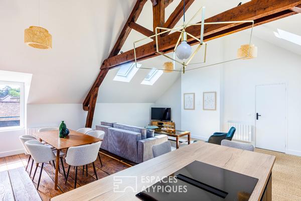 Loft baigné de lumière sous charpente ancienne, au coeur du village de Chambourcy